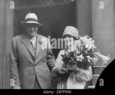 Interessante theatralische Hochzeit . Die Hochzeit von Frau Muriel Martin Harvey (Tochter von Sir John und Lady Martin Harvey) mit Herrn Garry Marsh fand am Dienstag im Chelsea Registry Office statt. Braut und Bräutigam . 15 Juli 1926 Stockfoto