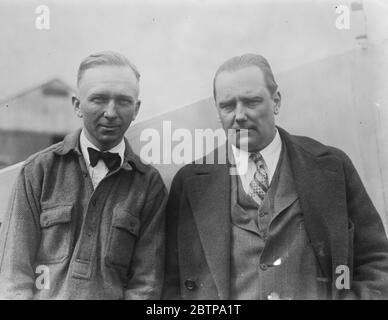 Transatlantikflug . Clarence Duncan Chamberlin ( November 11 1893 - Oktober 30 oder 31 1976) ( links ) und LT Lloyd Bertaud . Gestellt . 1927 Stockfoto