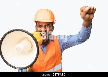 Emotional Black Construction Worker Schreit In Megaphone, Studioaufnahme Stockfoto