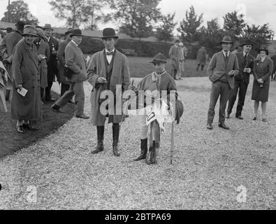 Junge Jockey von elf . Ian Martin, der in Newbury ritt, ist ein Sohn von Herrn E Martin, der Trainer. Martin mit seinem Vater. 24. September 1927 Stockfoto