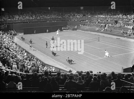 Rasentennis in Wimbledon. Allgemeine Ansicht des Spiels zwischen Miss Bennett und Mrs Mallory . 15 Juni 1928 Stockfoto