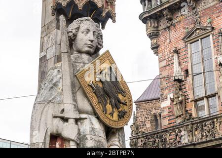 Bremen, Deutschland. Der Bremer Roland, eine Statue von Roland (ein Fränkisches militärischer Führer unter Karl dem Großen) errichtet in 1404. Marktplatz (Rathausplatz) Stockfoto