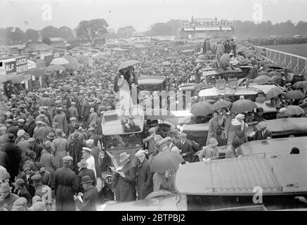 Das Derby in Epsom . Ein Blick auf die große Menge. Juni 1929 Stockfoto