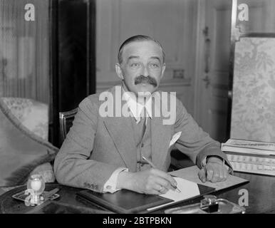 Dr. Bendien in London . Dr. Bendien, der niederländische Krebsexperte, fotografierte an seinem Schreibtisch. 31 Juli 1931 Stockfoto