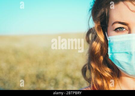 Nahaufnahme eines Frauenporträts in einer medizinischen Maske Stockfoto