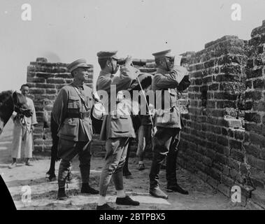 Neueste Fotos aus China . General bei Chung Shi (nächste Mauer) und sein Stabschef, beobachten die Zurückziehenden Nordarmee. Er ist im Kommando der nationalistischen Armee. August 1927 Stockfoto