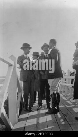 Neueste Fotos aus China . Hsuan Tung, mit seinem englischen Tutor und General Frank Sutton (hohe Figur) späten Berater Marshal Tso Ling, in Tientsin. 30. November 1931 Stockfoto