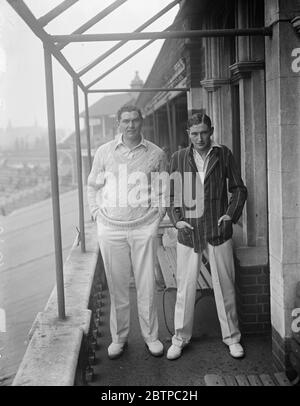 Berühmte Cricketspieler . Maurice Joseph Lawson Turnbull ( Glamorgan ) und Maurice Allom ( Surrey ) Mai 1930 Stockfoto