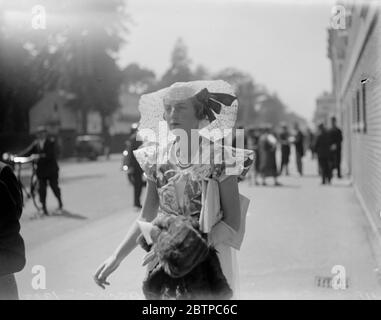 Royal Ascot . Eine der Mode auf dem Platz auf Royal Hunt Cup Tag gesehen. 15 Juni 1932 Stockfoto