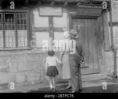 Fred Archers Geburtsort. Die Notiz außerhalb des Königs ' s Arms bezieht sich auf Archer . Es heißt: "In diesem Prestbury Inn lebte Fred Archer der Jockey, der auf Toast, Cheltenham Wasser und Kaffee trainiert. Der Schuh seines Ponys hängt in der Bar, wo sie zu seiner Fähigkeiten von nah und fern trinken. Aber der Mann auf der Straße geht ohne Wissen, dass t'was hier Archer verschluckt seinen frühesten Brei. 11. Oktober 1933 Stockfoto