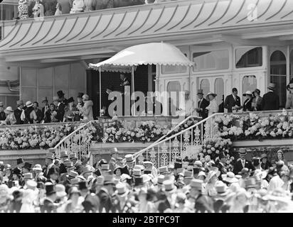 Royal Ascot eröffnet. Der König und die Königin mit dem Prinzen von Wales, Prinz George und der Prinzessin Royal in der Königlichen Box. 14 Juni 1932 Stockfoto