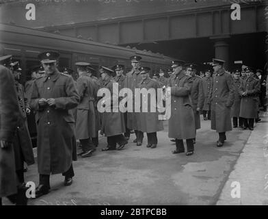 Gebunden nach Frankreich . Die Band der Grenadier Guards verließ London am Samstag, um an der Einweihungsfeier des neuen Glockenturms in Lille teilzunehmen. 15. oktober 1932 Stockfoto