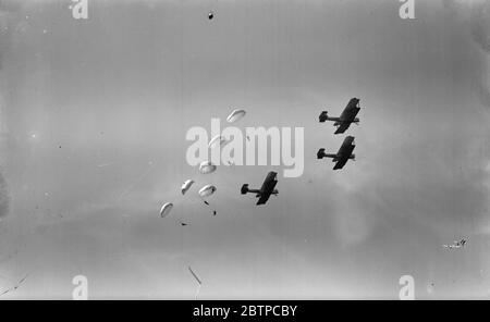 RAF Pageant in Hendon . Sechs Fallschirmspringer verlassen drei RAF Vickers Vimy Bomber . 13 Juli 1929 Stockfoto