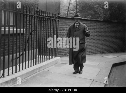 Kabinett diskutieren die Krise . Das Kabinett traf sich in Nr. 10, Downing Street, als Sir John Simon seinen Kollegen über die Abrüstungskrise berichtete. Lord Hailsham Ankunft . 18. Oktober 1933 Stockfoto