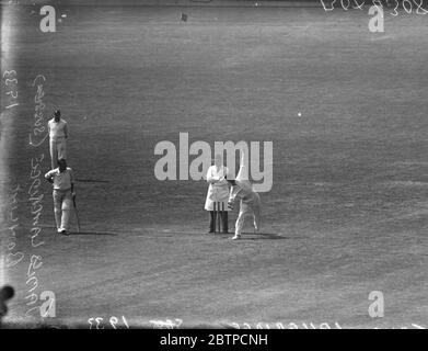 Surrey V Sussex , County Championship 1933 , im Kennington Oval , in einem 3-Tage-County-Meisterschaft Spiel . James Langridge (Sussex) Bowling. Juni 1933 Stockfoto