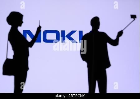 NEW YORK, USA, 25. MAI 2020: Nokia ein finnisches Telekommunikations-, Technologie- und Elektronikunternehmen Mann und Frau, die ein Foto auf mobilen Mann verwenden se machen Stockfoto