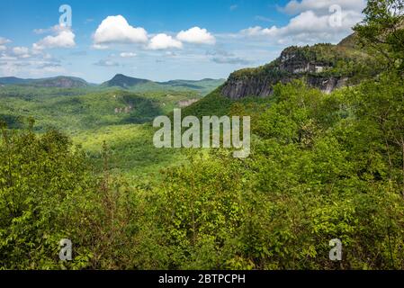 Landschaftlich schöner Blick auf Whiteside Mountain im Nantahala National Forest zwischen Highlands und Cashiers, North Carolina. (USA) Stockfoto