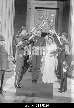 Marine Offiziere Hochzeit . Die Ehe fand in St Pater ' s, Eaton Platz, zwischen Lieut E H Gelson Gregson, Royal Navy und Miss Mabel MacGregor. Die Braut und der Bräutigam verlassen unter einem Bogen von Schwertern. Oktober 1931 Stockfoto