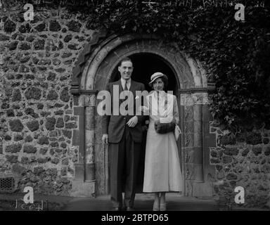 Eine Doktor 's Hochzeit . Die Ehe von Dr. Geoffrey Hale und Miss Elizabeth Carter, in St. Lawrence 's Kirche, Slough. März 1933 Stockfoto