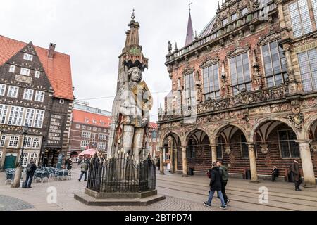 Bremen, Deutschland. Der Bremer Roland, eine Statue von Roland (ein Fränkisches militärischer Führer unter Karl dem Großen) errichtet in 1404. Marktplatz (Rathausplatz) Stockfoto