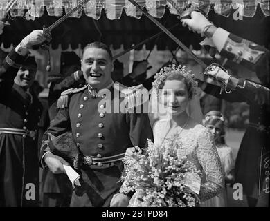 Marinehochzeit in London . Lieut Drummon St Clair Ford, Royal Navy und Miss Elizabeth Astley Maberley, die in St Paul ' s Knightsbridge verheiratet waren. Bis 26. August 1933 Stockfoto