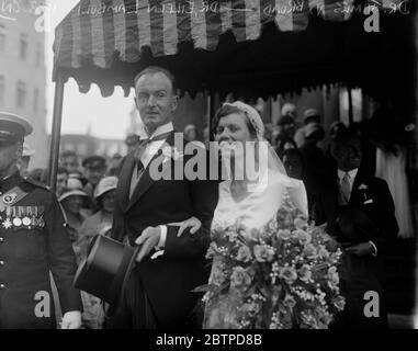 Doktor vermählt Doktor . Die Ehe zwischen Dr. James Vickers Broad, und Dr. Eileen Lamboli, fand bei All Soul 's, Langham Place. Die Braut und der Bräutigam. 16. September 1933 Stockfoto