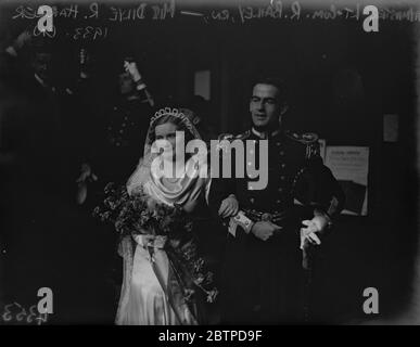 Marine Offiziere Hochzeit . Die Ehe zwischen Paymaster Lieut Commander R Bailey und Miss Dilye R Harker, fand in St Mary Abbotts, Kensington. Foto Braut und Brautpaar verlassen . 17. Januar 1933 Stockfoto