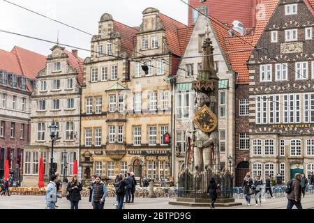 Bremen, Deutschland. Der Bremer Roland, eine Statue von Roland (ein Fränkisches militärischer Führer unter Karl dem Großen) errichtet in 1404. Marktplatz (Rathausplatz) Stockfoto