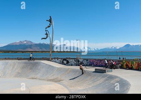 Skatepark und Denkmal für den Wind in der Stadt Puerto Natales, Patagonien, Chile Stockfoto