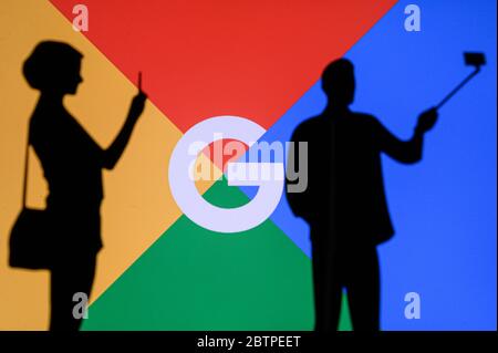 NEW YORK, USA, 25. MAI 2020: Google-Unternehmen für Internet-Interessen Mann und Frau ein Foto auf mobilen Mann verwenden Selfie-Stick. Firmenlogo auf dem Bildschirm Stockfoto