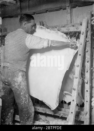 Perlum Works Serie . Ein Arbeiter, der die Haut aus seinem Rahmen ausschneidet. 1935 Stockfoto