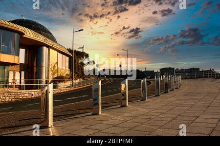 Sonnenaufgang über dem Dom auf Plymouth Hoe, Devon UK Stockfoto
