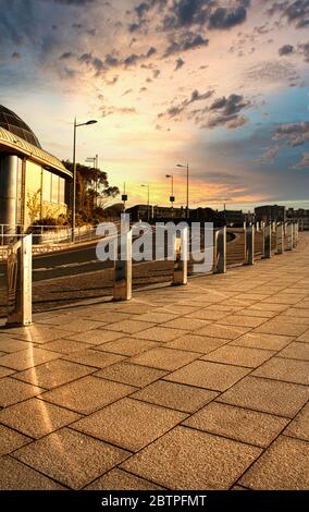 Sonnenaufgang über dem Dom auf Plymouth Hoe, Devon UK Stockfoto