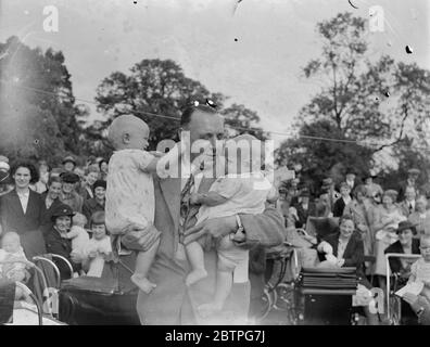 Sidcup Jubilee Fete . Herr W. Brown hält Zwillinge bei der Babyshow hoch. 1939 . Stockfoto