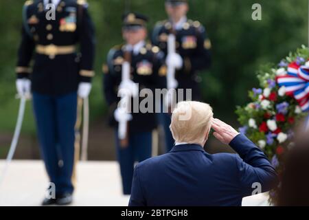 US-Präsident Donald Trump begrüßt, nachdem er einen Kranz auf dem Grab des unbekannten Soldaten zur Beachtung des Memorial Day auf dem Arlington National Cemetery 25. Mai 2020 in Arlington, Virginia, platziert hat. Stockfoto