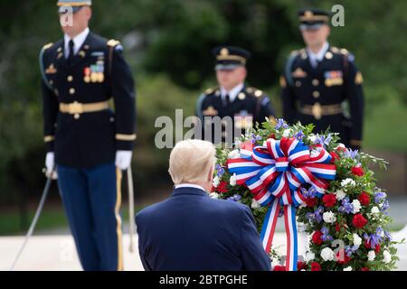 US-Präsident Donald Trump legt anlässlich des Memorial Day am Nationalfriedhof Arlington am 25. Mai 2020 in Arlington, Virginia, einen Kranz auf das Grab des unbekannten Soldaten. Stockfoto