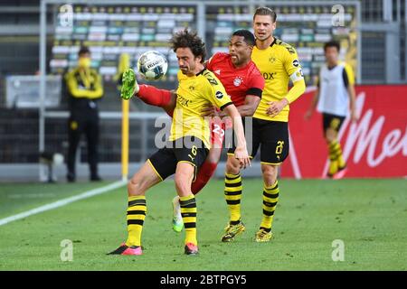 Der Münchner Serge Gnabry, Mitte, und Dortmunds Thomas Delaney, links, fordern den Ball beim Bundesligaspiel zwischen Borussia Dortmund und dem FC Bayern München in Dortmund. Stockfoto