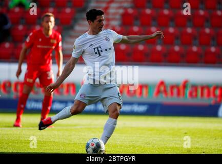 Der Münchner Robert Lewandowski schießt beim Bundesligaspiel zwischen Union Berlin und Bayern München in Berlin das Tor zur ersten Mannschaft. Stockfoto