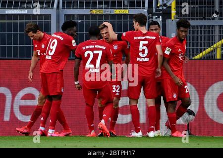 Münchens Torschütze Joshua Kimmich, Mitte, und seine Teamkollegen feiern das Eröffnungsspiel beim Bundesliga-Spiel zwischen Borussia Dortmund und dem FC Bayern München in Dortmund. Stockfoto