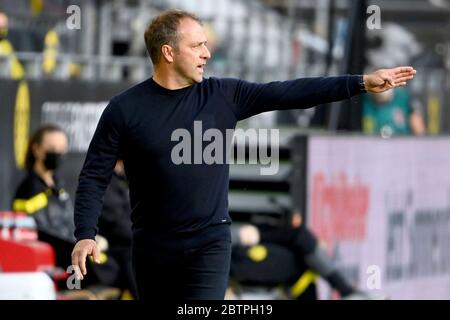 Münchens Cheftrainer Hansi Flick ist während des Bundesliga-Fußballs zwischen Borussia Dortmund und dem FC Bayern München in Dortmund gedeutet. Stockfoto