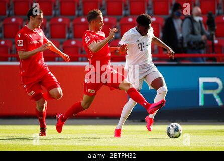 FC Union Berlin: Marcus Ingvartsen in Aktion mit Bayern Münchens Alphonso Davies, rechts, während des Bundesligaspieles zwischen Union Berlin und Bayern München in Berlin. Stockfoto