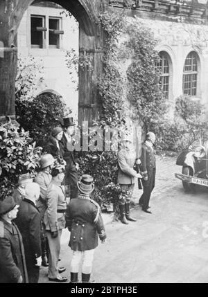 Königliche Hochzeit in Coburg . Die Hochzeit von Prinz Gustavus Adolphus, Sohn des Kronprinzen von Schweden und Prinzessin Sybelle von Sax Coburg und Gotha fand im herzoglichen Palast der Brauteltern in Coburg, Deutschland, statt. 20. Oktober 1932 Stockfoto