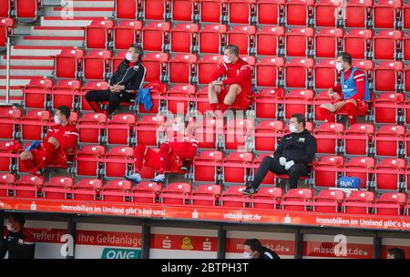 Substitute beobachten soziale Distanzierungen in den Tribünen während des Bundesliga-Fußballspieles zwischen Union Berlin und Bayern München in Berlin. Stockfoto