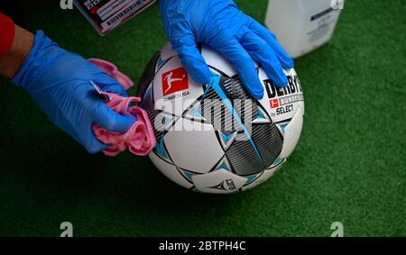 Fußbälle werden während des Bundesligaspieles zwischen Düsseldorf und Paderborn in der Merkur Spiel-Arena, Düsseldorf, desinfiziert. Stockfoto