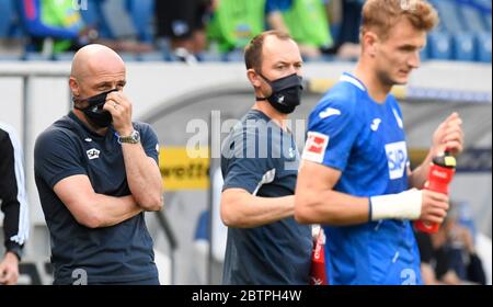 Hoffenheims niederländischer Cheftrainer Alfred Schreuder, links, reagiert beim Bundesliga-Fußballspiel zwischen TSG 1899 Hoffenheim und Hertha BSC Berlin am Samstag, 16. Mai 2020 in Sinsheim. Die Bundesliga wird die erste große Fußballliga der Welt, die nach einer zweimonatigen Aussetzung wegen der Coronavirus-Pandemie wieder aufgenommen wird. Stockfoto