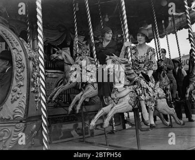 Lady Diana Cooper . Lady Diana auf einem Kreisverkehr an der großen Country Fair in den Royal Botanical Gardens, Regents Park, London, die sie eröffnet. 30 Juli 1932 Stockfoto