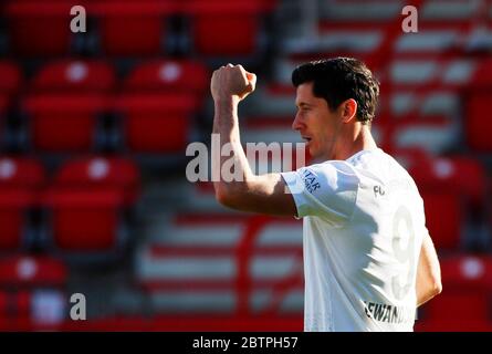 Der Münchner Robert Lewandowski feiert das Eröffnungsspiel seiner Mannschaft beim Bundesliga-Spiel zwischen Union Berlin und Bayern München in Berlin. Stockfoto