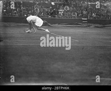 Miss Heeley Falls. Besiegt von Frau Wills Moody im Halbfinale der Frauen-Singles in Wimbledon. Frau Helen Wills Moody, die amerikanische Tennissiegerin, besiegte Miss Mary Heeley, die junge englische Spielerin aus Erdington, Birmingham, mit 6-2, 6-0, im Halbfinale der Frauen-Singles in Wimbledon. Miss Mary Heeley fällt, als sie versucht, während des Spiels eine Rückkehr. 30 Juni 1932 Stockfoto