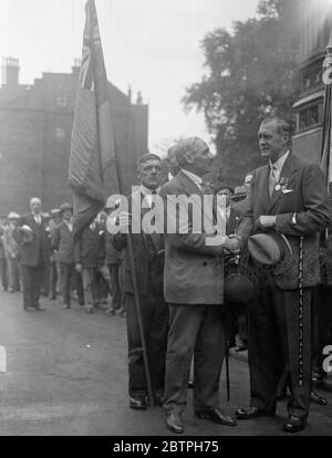 Französische Veteranen besuchen London . 550 Französisch Kriegsveteranen und ihre Frauen verbrachten Sonntag in London, besuchen Sehenswürdigkeiten. Captain Ian Fraser schüttelt die Hände mit Private Argnot of the Havrs , der im selben Jahr als Captain Fraser im Parlamentsgebäude geblendet wurde . Bis 14. August 1932 Stockfoto