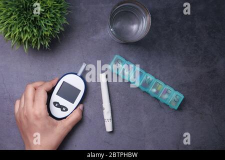 Frauen Hand Messung diabetischer Glukosespiegel zu Hause Stockfoto